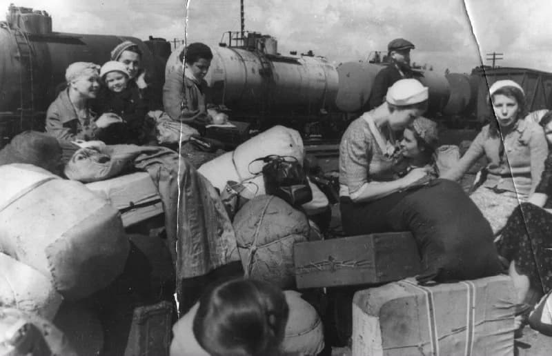 Женщины на роли беженок в историческом фильме