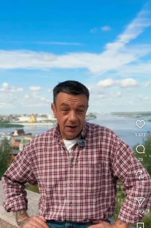 Мужчина 50+ для съёмки рилс про диваны