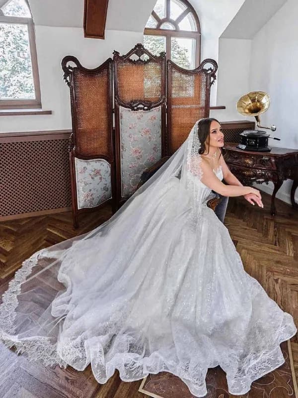 Модели на съёмку reels в свадебном салоне